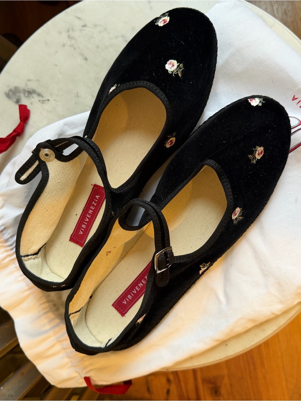 NEW Vibi Venezia Black Velvet Mary Jane Flats with Embroidered Roses 41